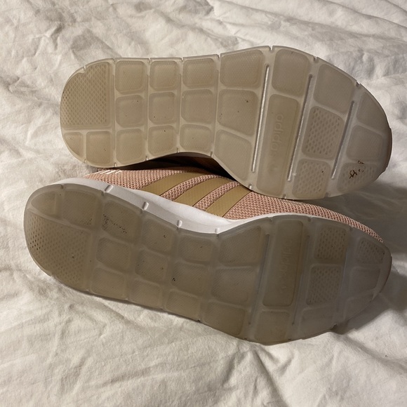 Adidas Swift Run in Ash Pearl - Picture 4 of 5